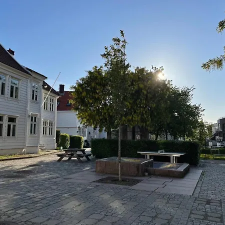 Centrally In A Charming And Peaceful Neighborhood *