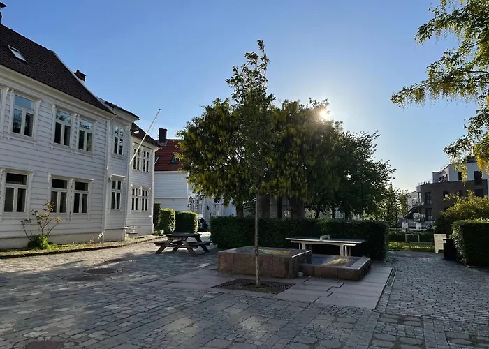 Centrally In A Charming And Peaceful Neighborhood *